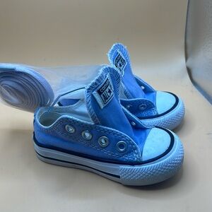 Converse Toddler Sneakers NWOT size 4 in excellent condition
